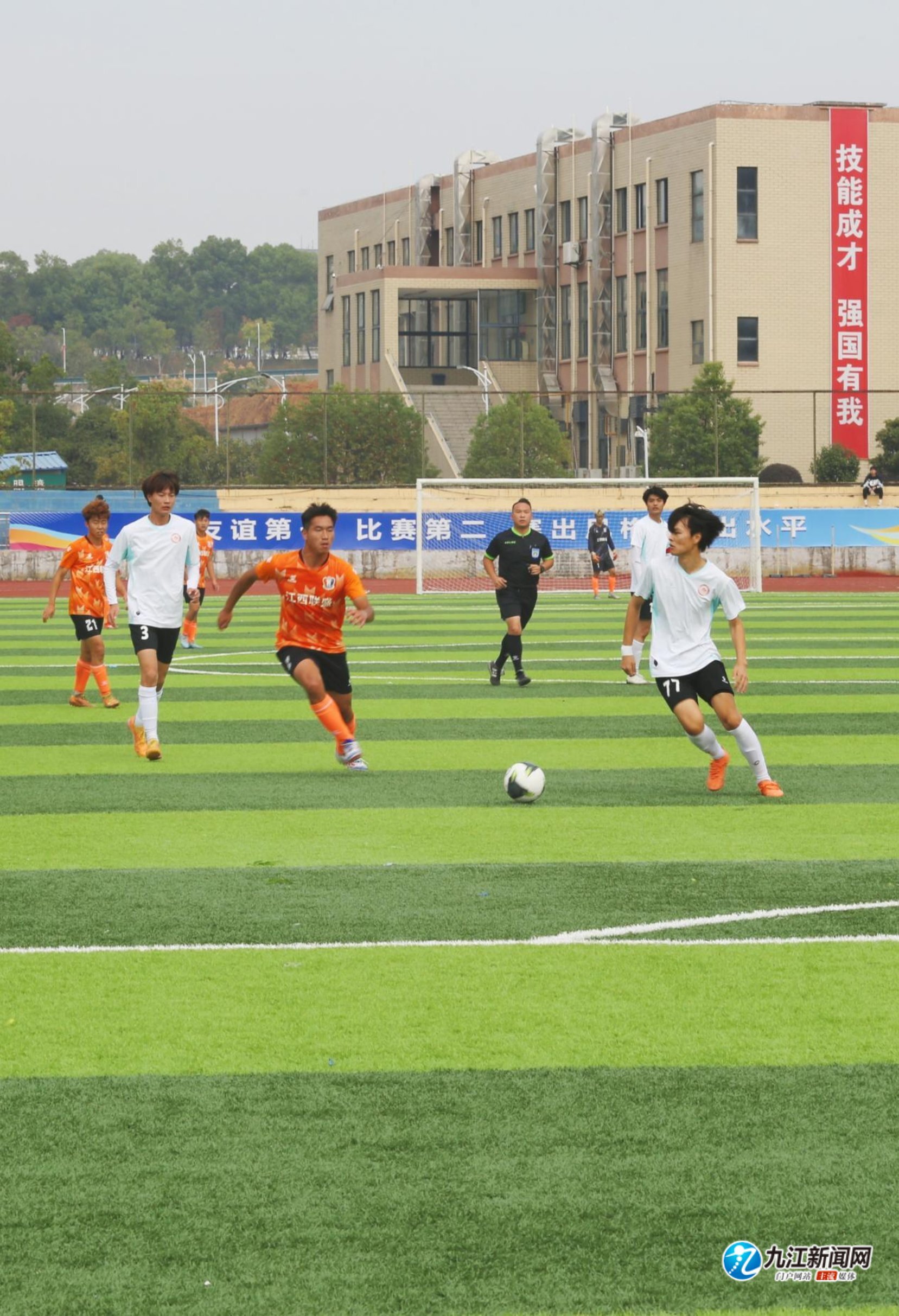 支持者们振 支持者们振